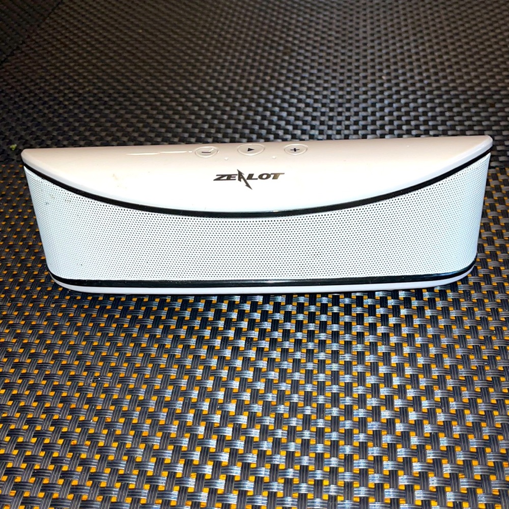 Wireless bluetooth speaker - works great!